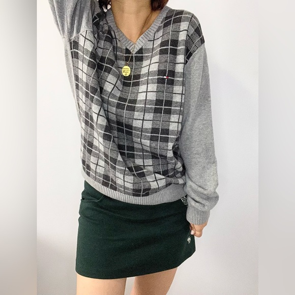 Vintage Tommy Hilfiger Sweater 🖤🤍 - Picture 5 of 5